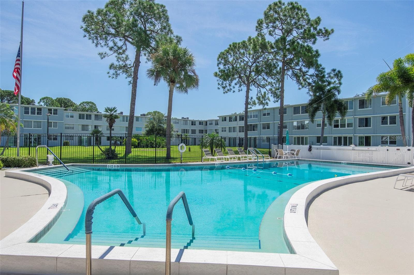 HEATED SWIMMING POOL - 4895 BAY ST NE #109, ST PETERSBURG