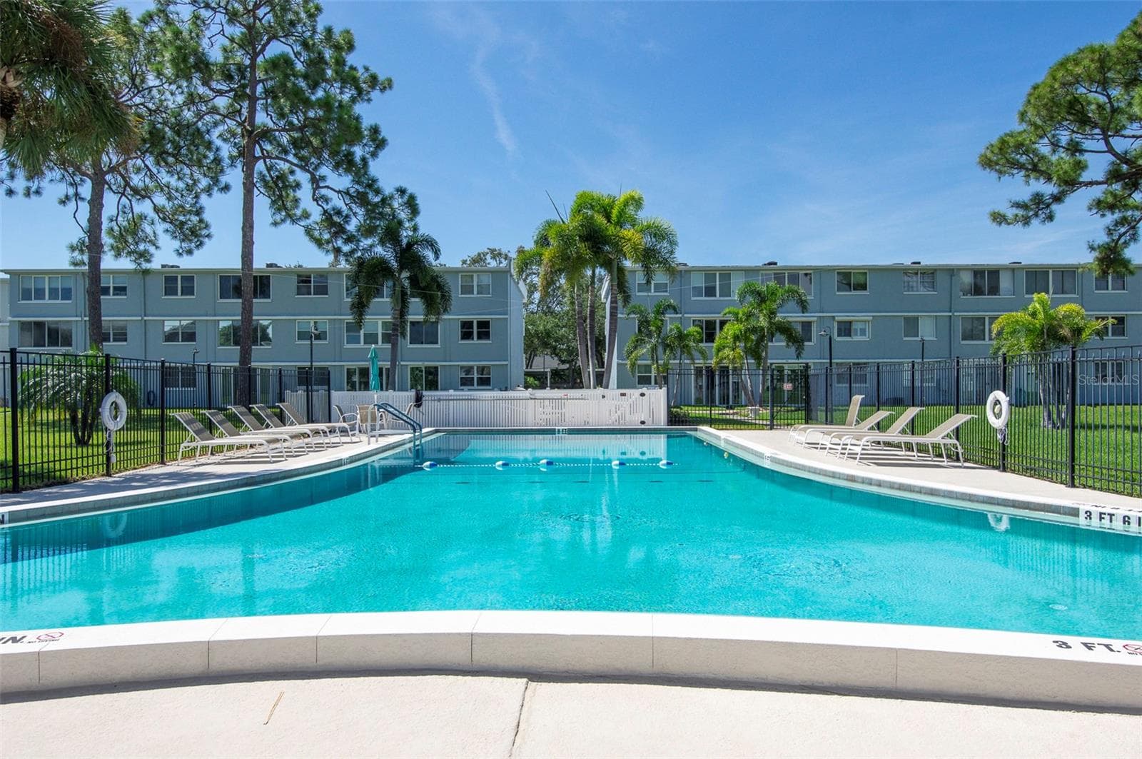 HEATED SWIMMING POOL - 4895 BAY ST NE #109, ST PETERSBURG