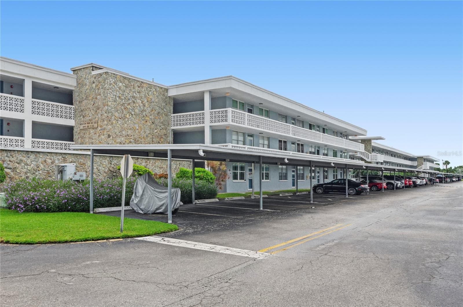 CORENR OF BLDG - 4895 BAY ST NE #109, ST PETERSBURG