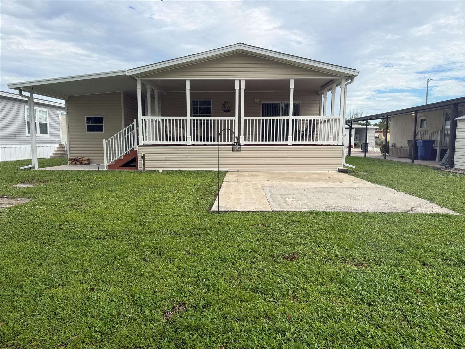 Manufactured Home at 260 S PORT ROYAL LN, APOLLO BEACH, photo 2 of 19