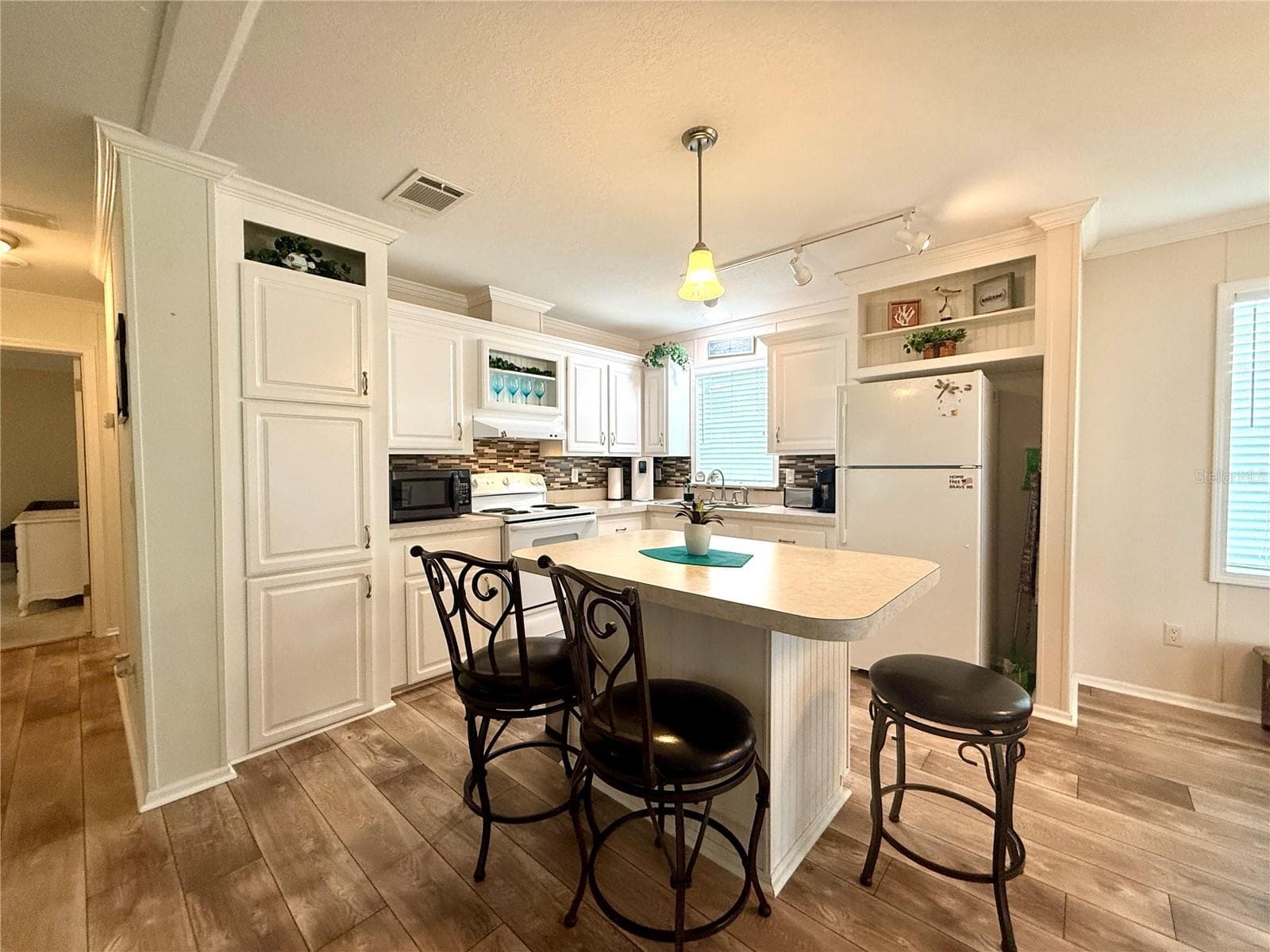 Manufactured Home at 260 S PORT ROYAL LN, APOLLO BEACH, photo 6 of 19