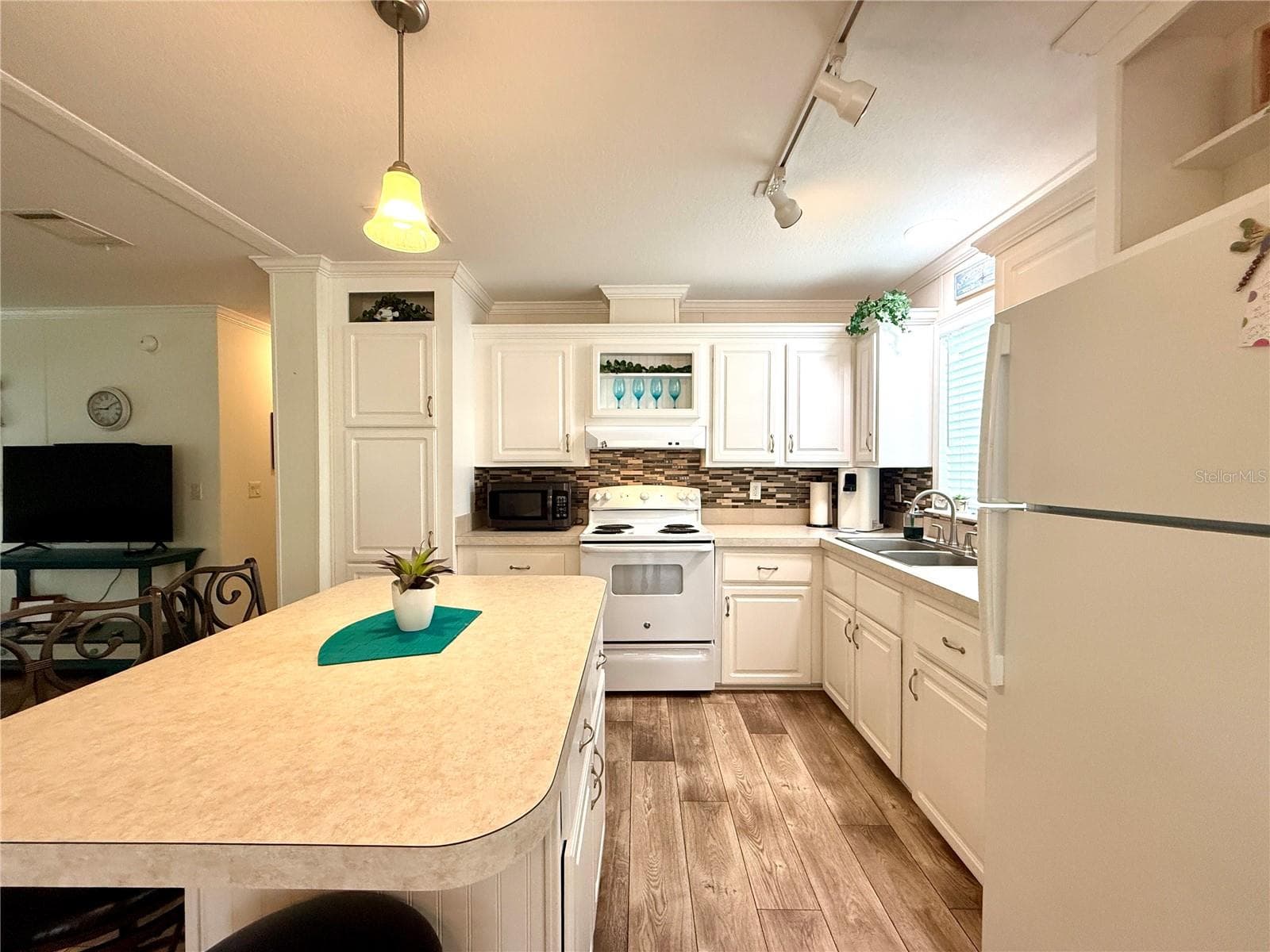 Manufactured Home at 260 S PORT ROYAL LN, APOLLO BEACH, photo 7 of 19