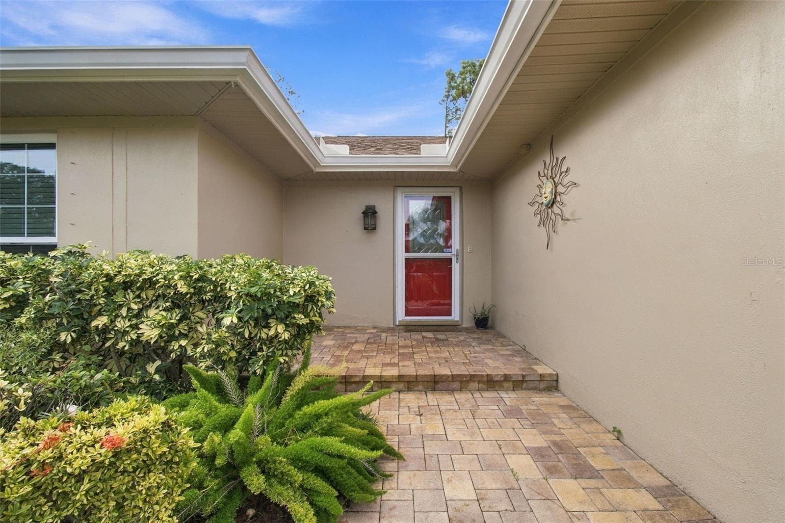Lovely paved entry to greet your family and friends. - 2254 HERON CIR, CLEARWATER