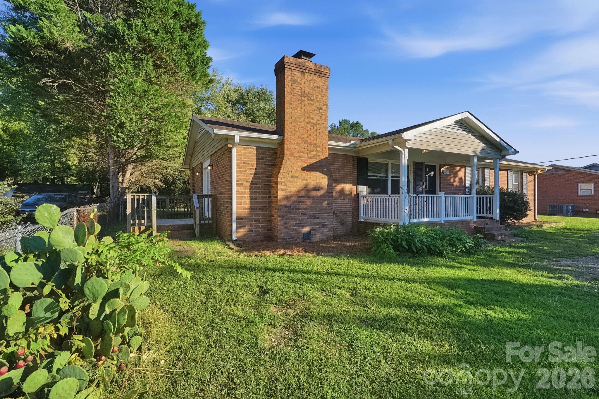 Single Family Residence at 1316 Mayberry Road, Dallas, photo 2 of 39