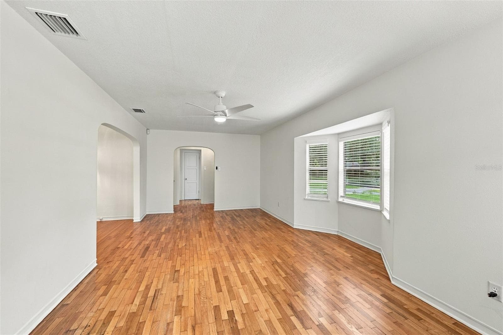 Single Family Residence at 212 S BRADFORD AVE, TAMPA, photo 4 of 39