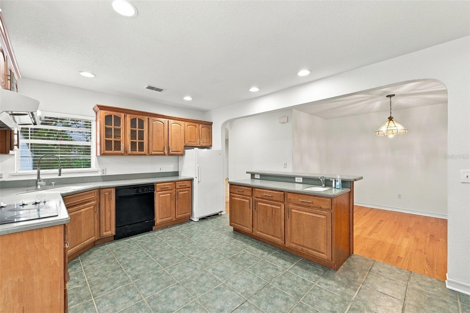 Single Family Residence at 212 S BRADFORD AVE, TAMPA, photo 9 of 39