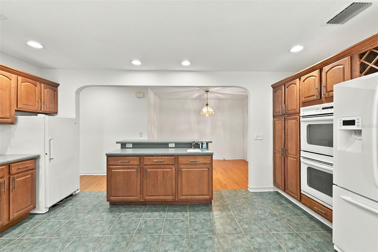 Single Family Residence at 212 S BRADFORD AVE, TAMPA, photo 10 of 39