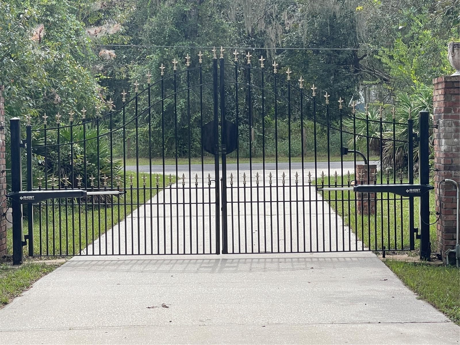Electronic steel gate at front of 405 foot driveway. - 5422 CYRIL DR, DADE CITY