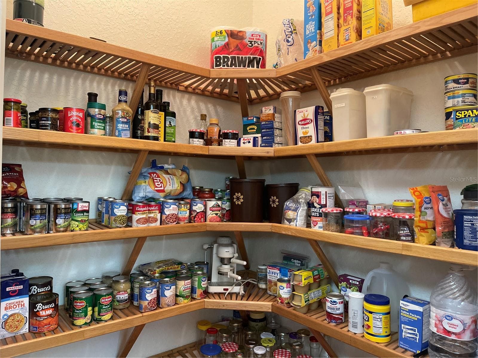 Walk in pantry - 5422 CYRIL DR, DADE CITY