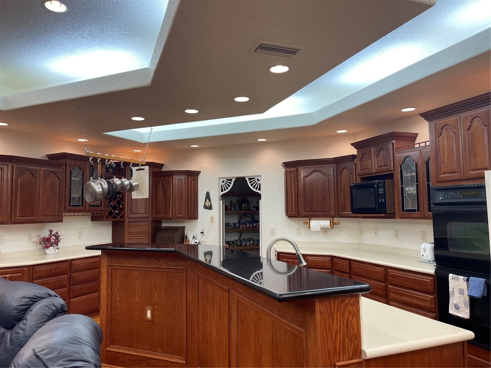Breakfast bar couner top is granite - 5422 CYRIL DR, DADE CITY