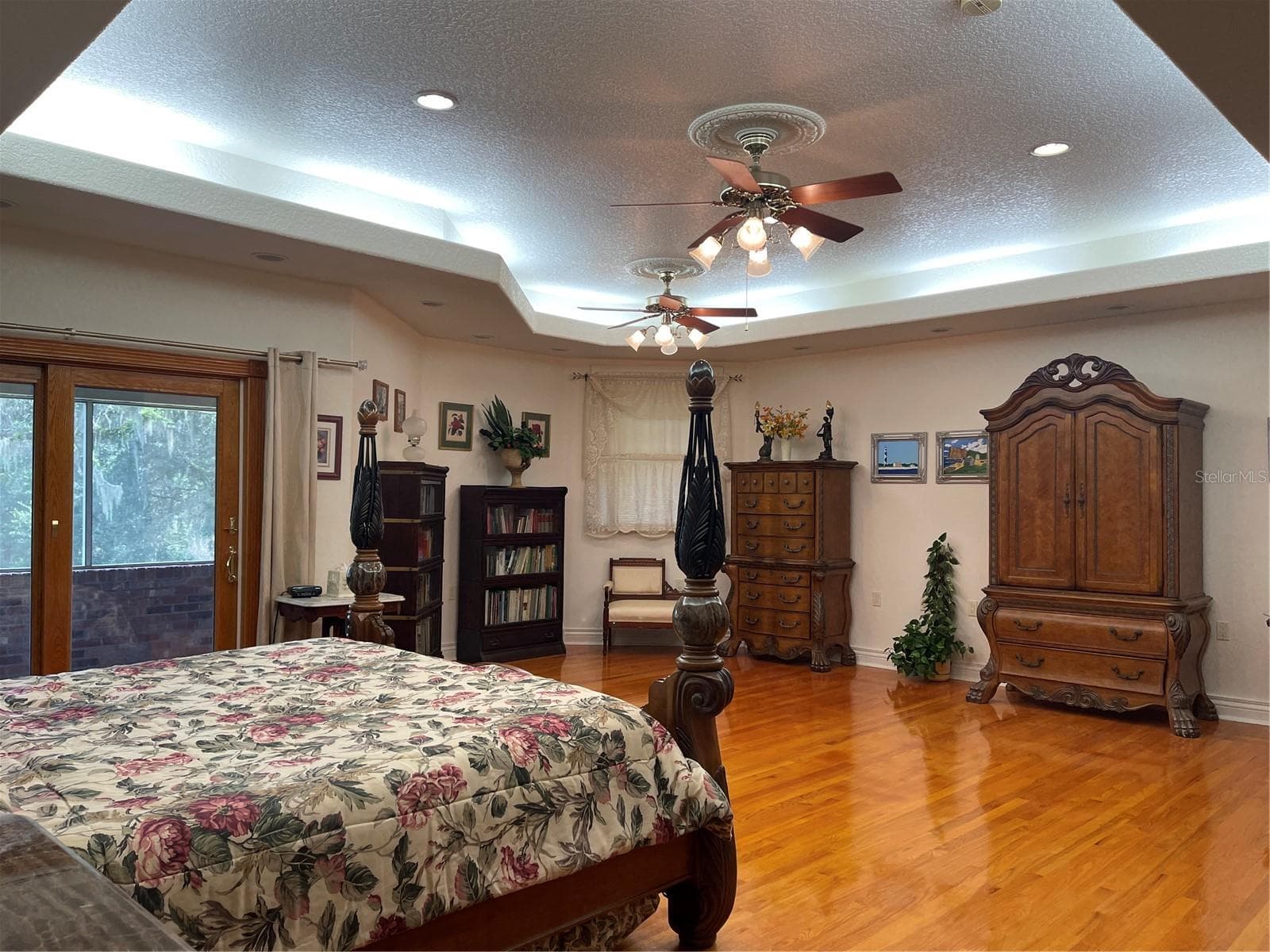 Extra large primary bedroom has plenty of room for large bedroom furnishings and a sitting area - 5422 CYRIL DR, DADE CITY