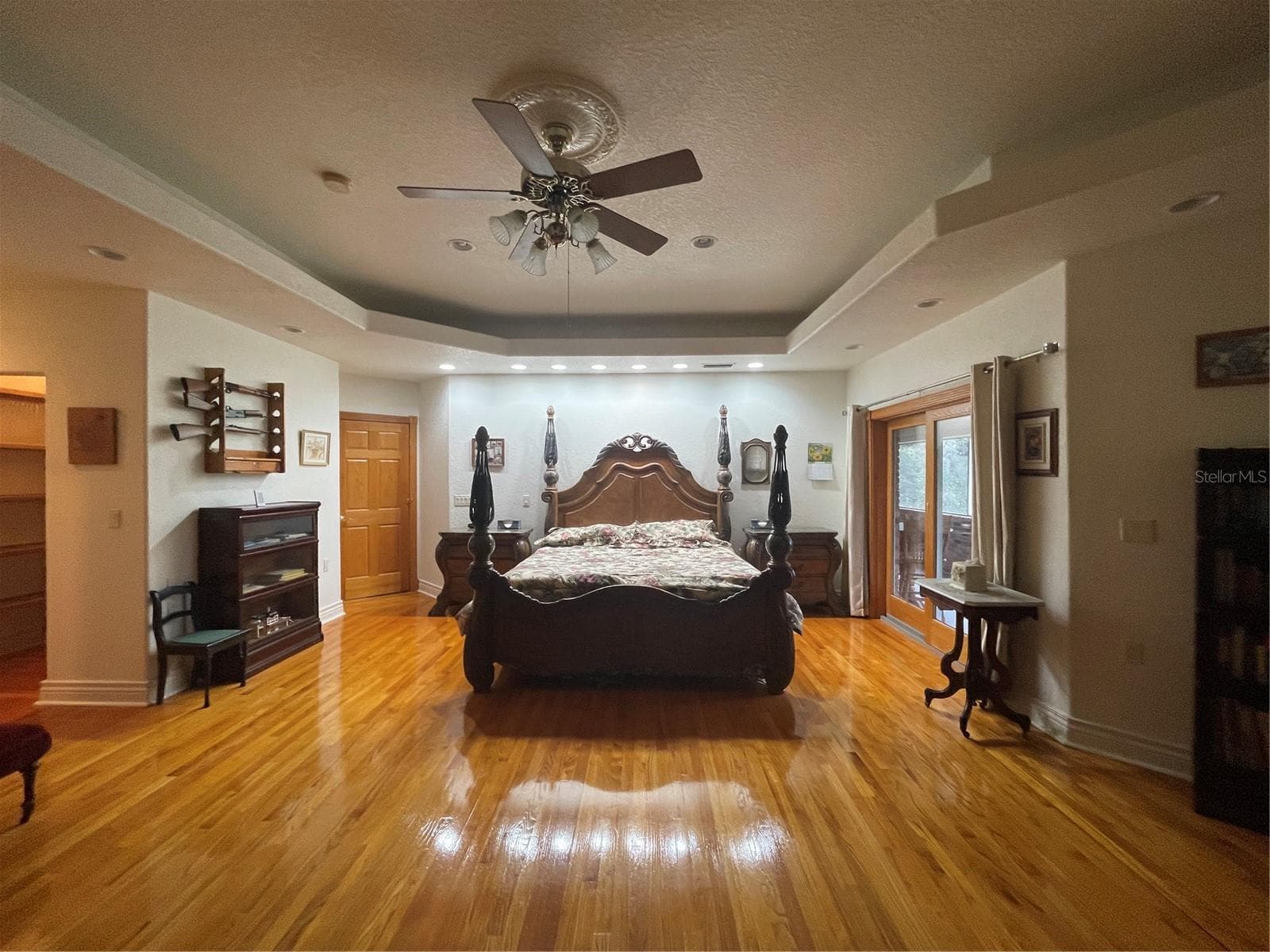 The hall way to the left leads to the ensuite with two walking closets, linen closet and bathroom - 5422 CYRIL DR, DADE CITY
