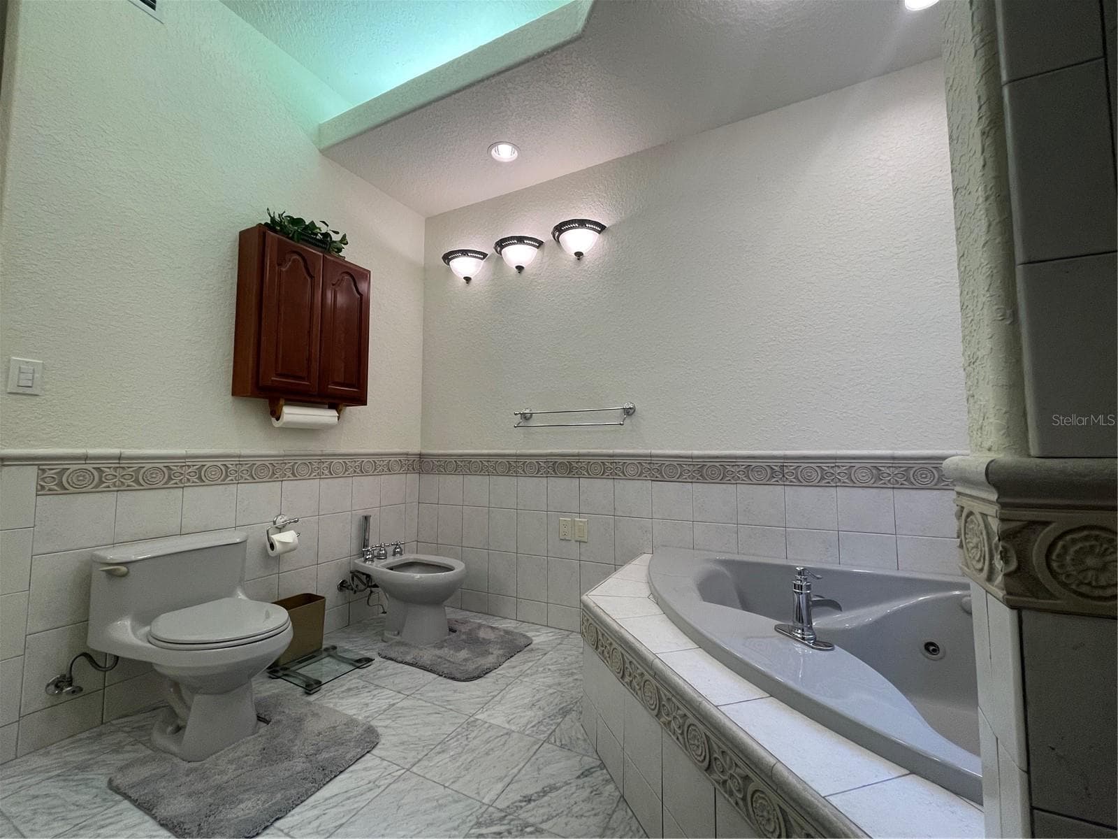 Primary bathroom features a bidet - 5422 CYRIL DR, DADE CITY