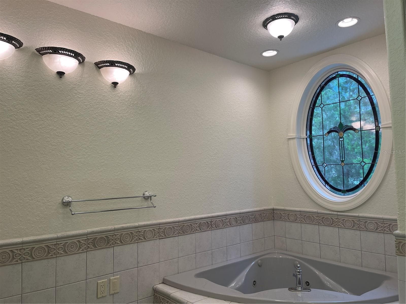 Jet tub - Anderson ovall stain glass window - 5422 CYRIL DR, DADE CITY