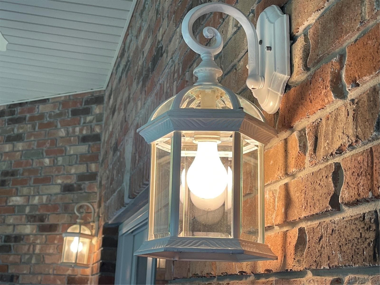 Carriage lights - 5422 CYRIL DR, DADE CITY