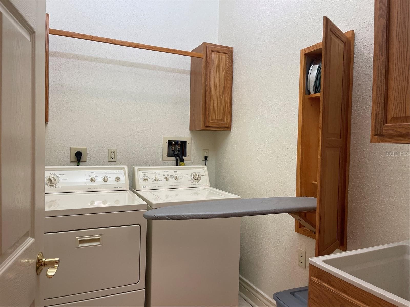 Washer, dryer and stand up sink in laundry room on second floor - 5422 CYRIL DR, DADE CITY