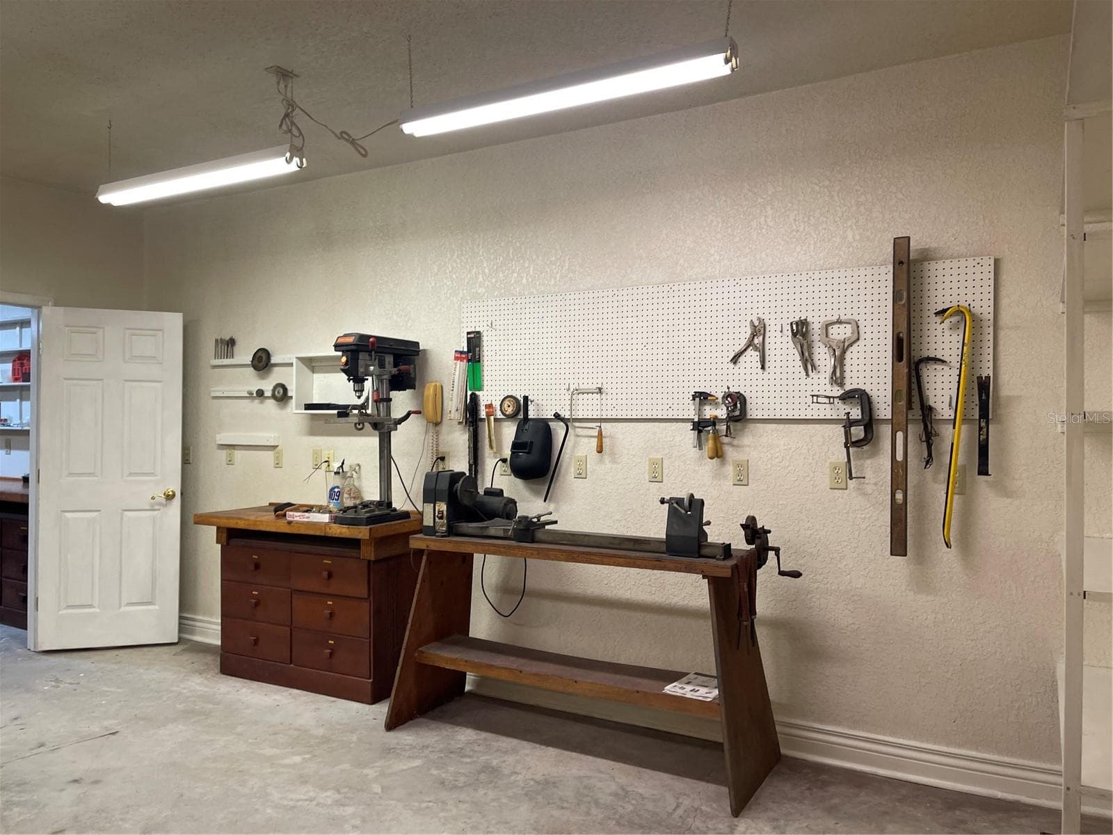Adequate lighting in workshop - 5422 CYRIL DR, DADE CITY