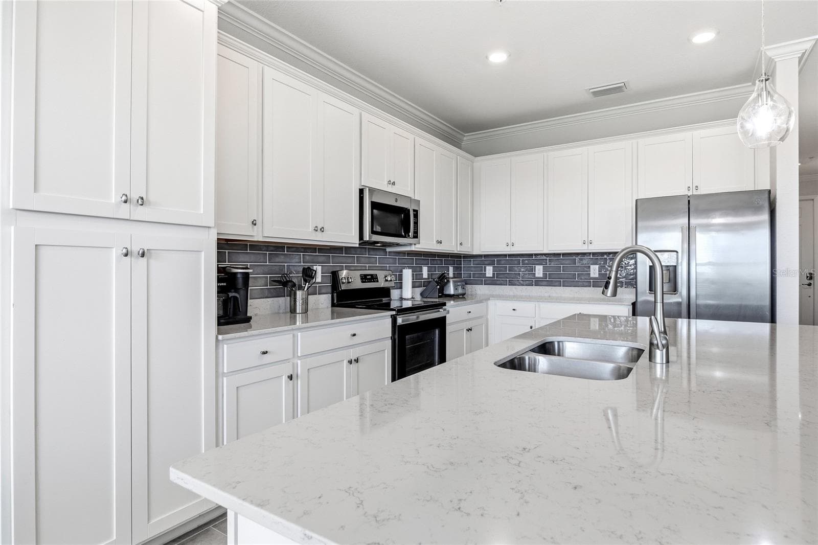 Condominium at 18008 GAWTHROP DR #402, BRADENTON, photo 9 of 39