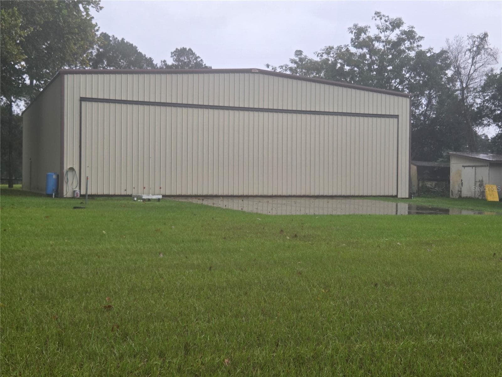 Hanger with electric assisted door. Facing West on a rainy day - 950 W HIGHWAY 316, CITRA