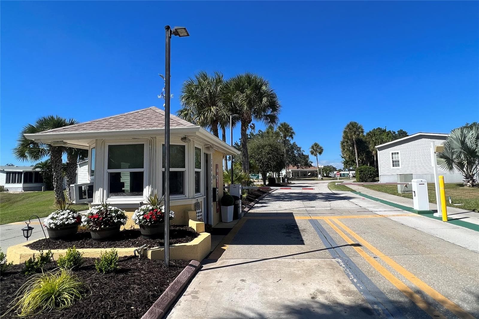 Manufactured Home at 15 MEADOWLARK CIR, ELLENTON, photo 53 of 63