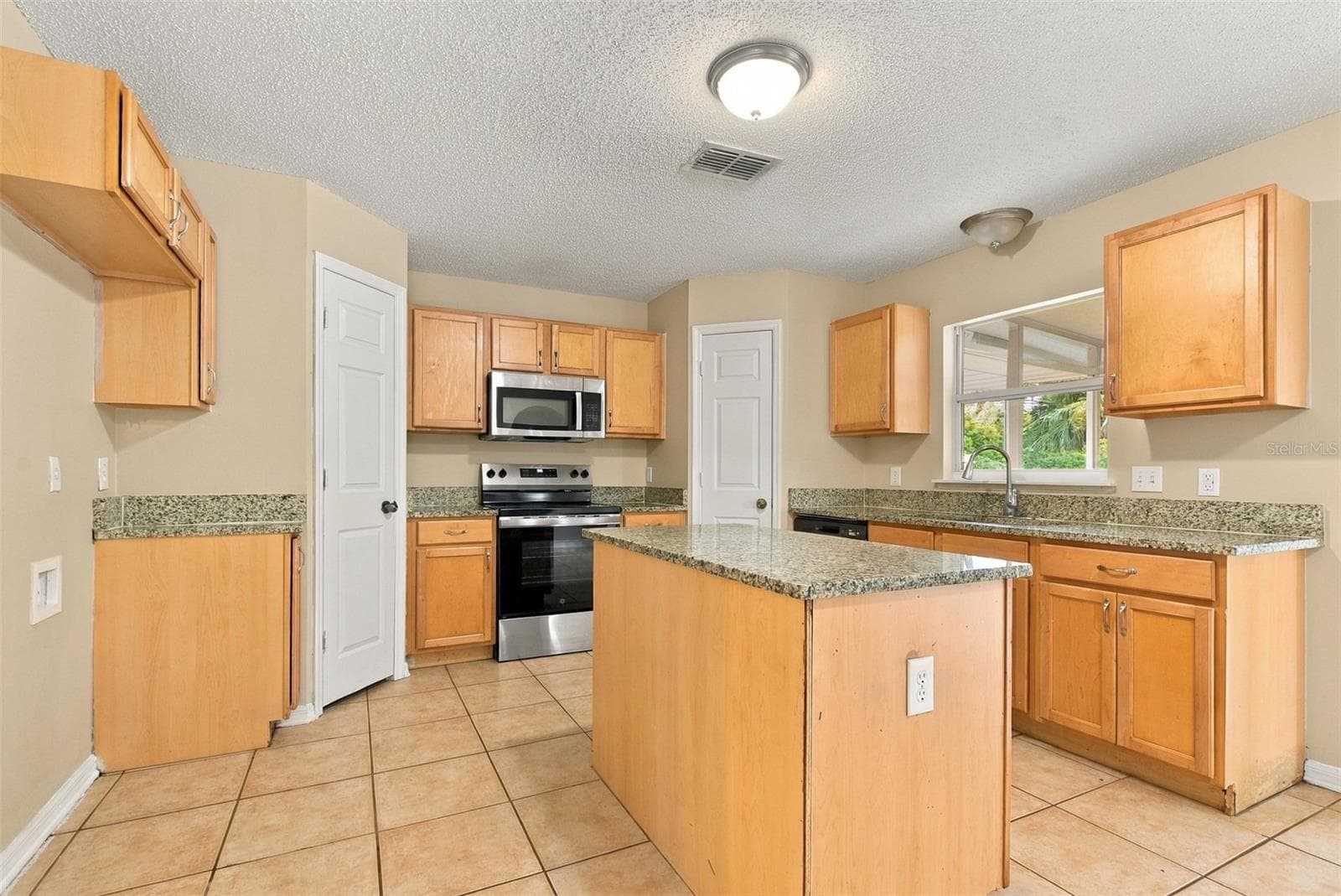Single Family Residence at 2228 SANDRIDGE CIR, EUSTIS, photo 4 of 22