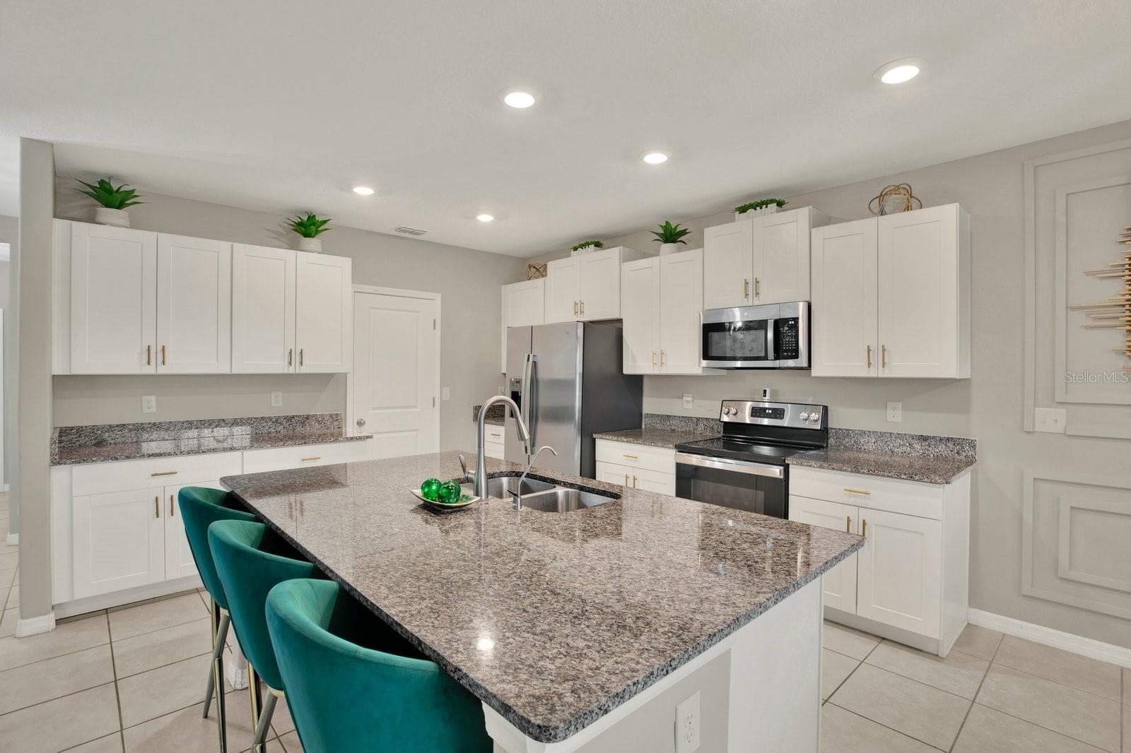 Large Kitchen Island - 3505 N MARYLAND AVE, PLANT CITY