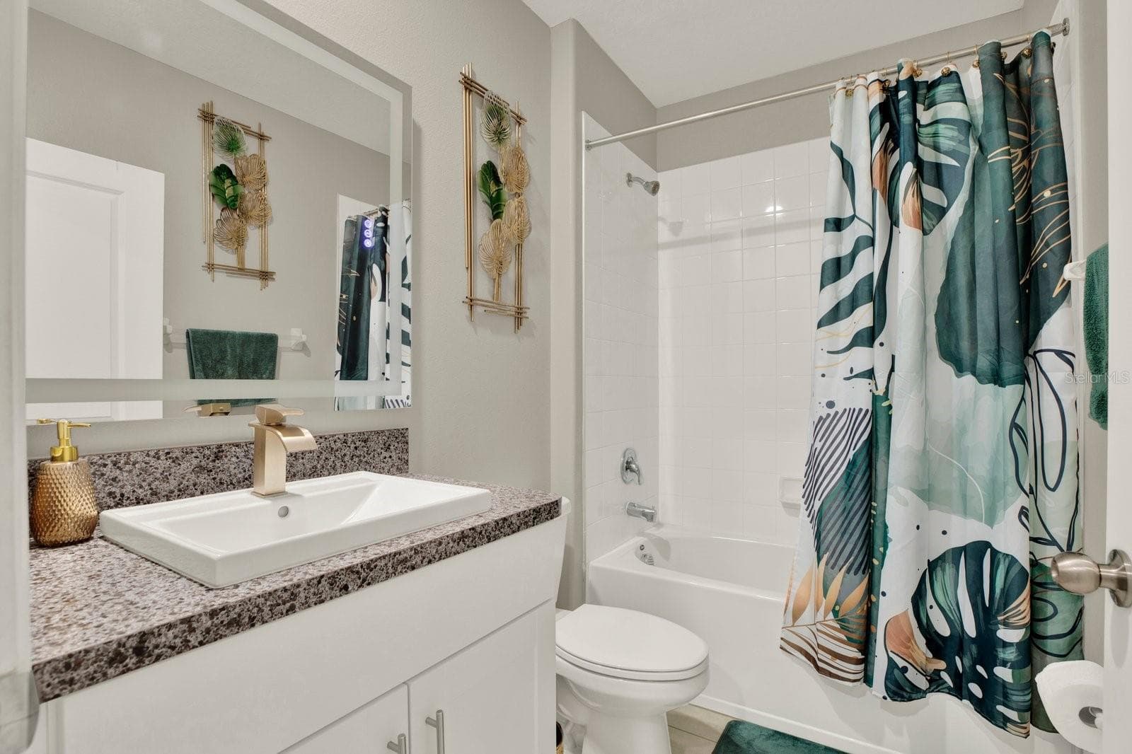 Full first floor bathroom - 3505 N MARYLAND AVE, PLANT CITY