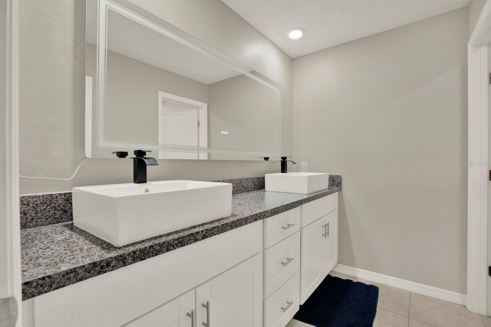 Double sink secondary bathroom - 3505 N MARYLAND AVE, PLANT CITY