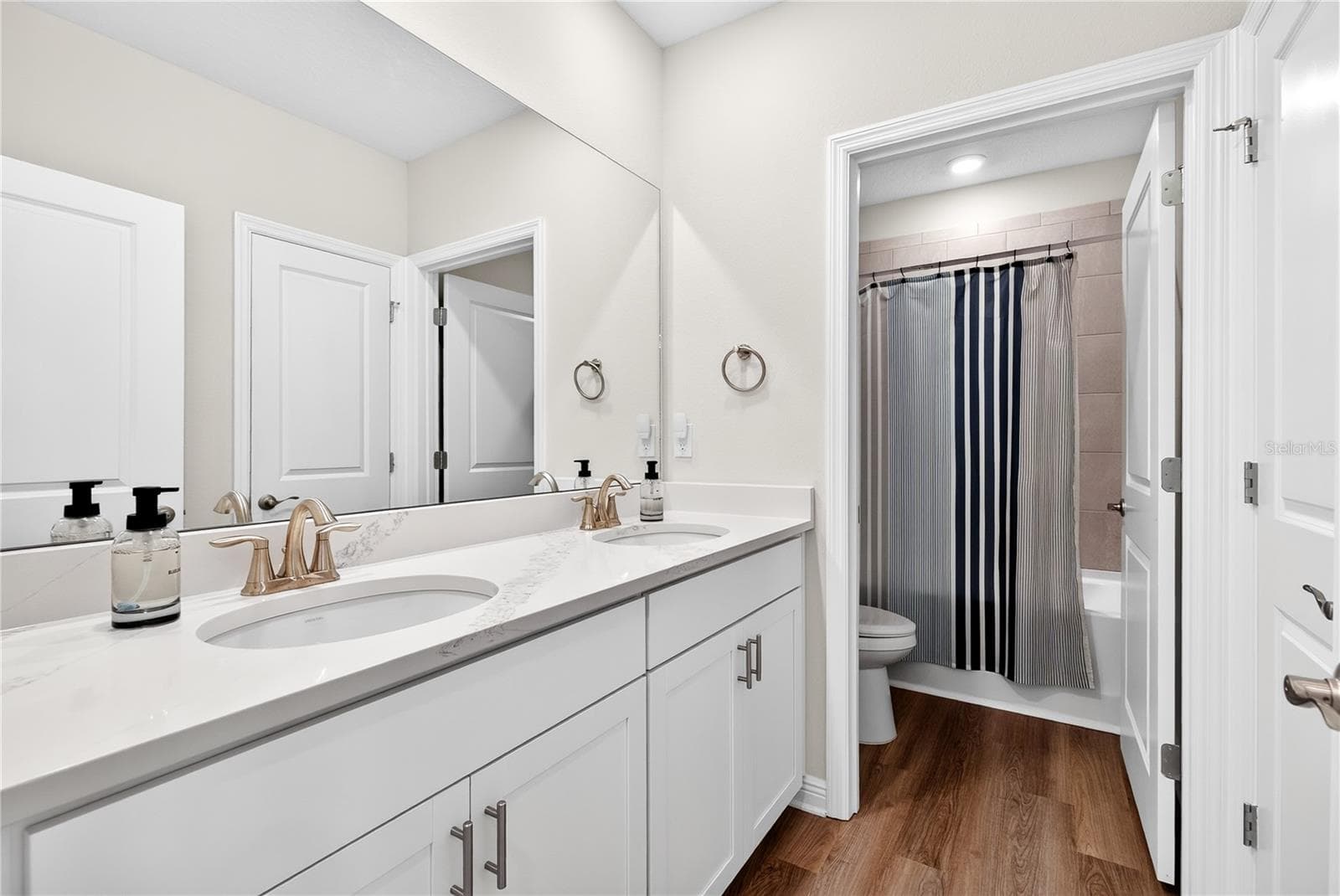 Upstairs full bath - 18009 TAVERNSIDE TRL, LAKEWOOD RANCH