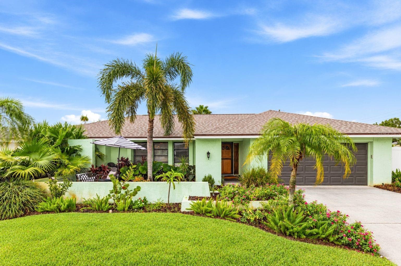Beautiful landscaping - 10211 139TH ST, LARGO