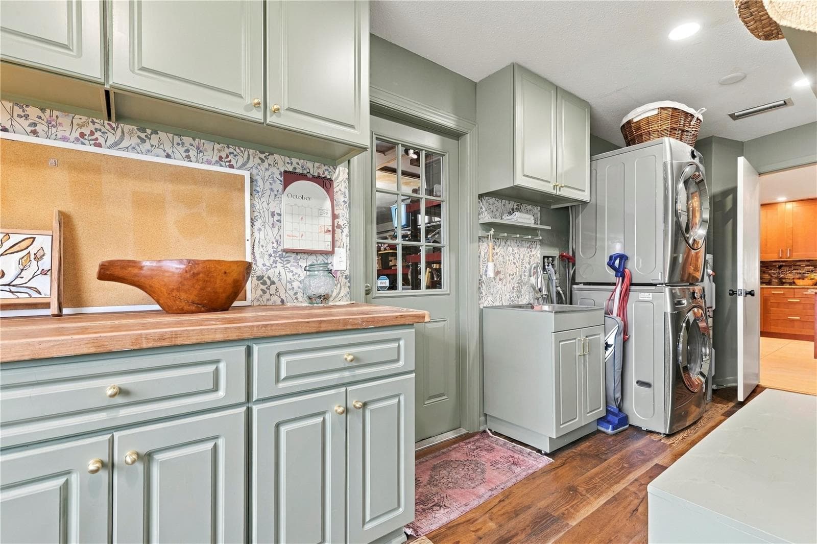 Laundry room with sink access to garage - 10211 139TH ST, LARGO