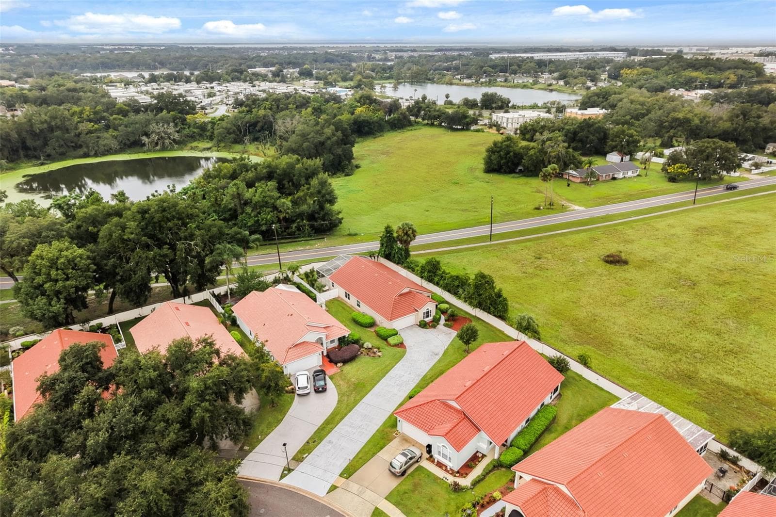 Extra long driveway and a nice private lot with no rear or right side neighbors - 755 VIA MILANO, APOPKA