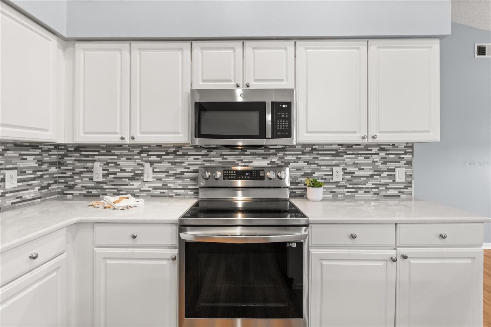 Quartz counters and tiled backsplash - 755 VIA MILANO, APOPKA