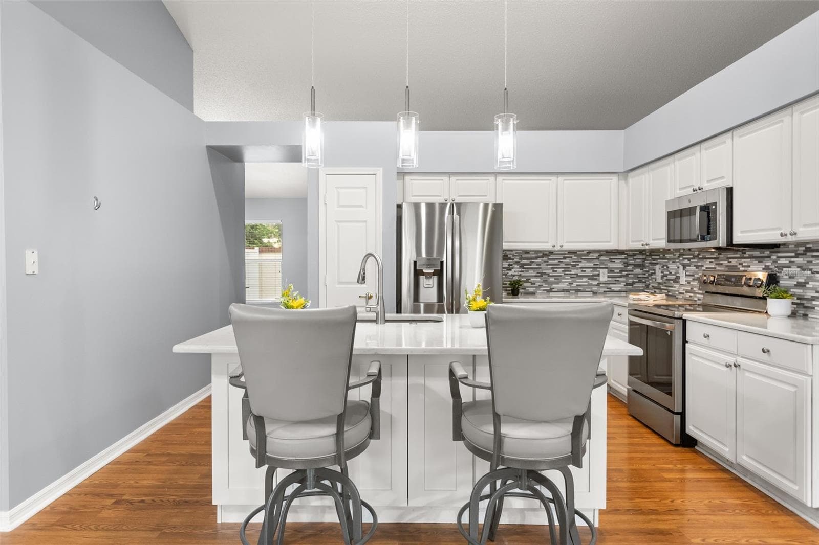 Large island with cabinets and updated pendant lighting - 755 VIA MILANO, APOPKA