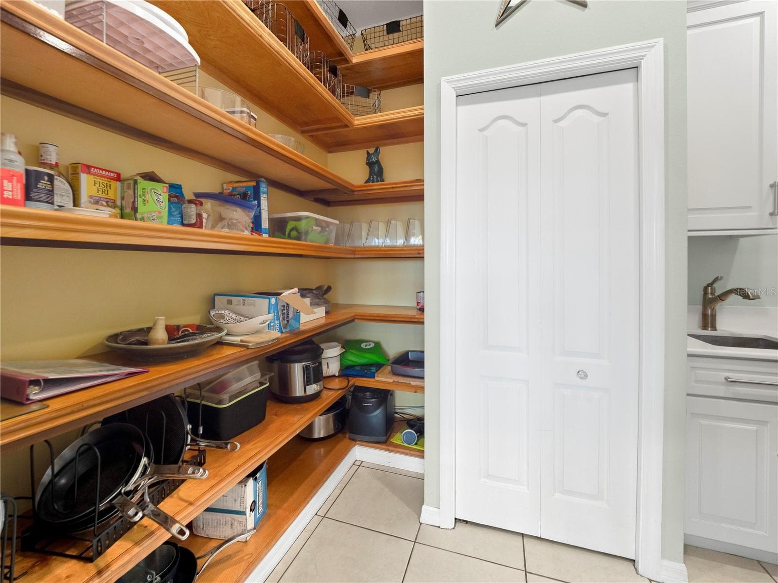 Walk in Pantry - 908 BAYSHORE DR, TERRA CEIA