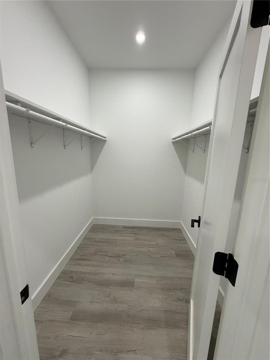 Walking closet - 339 ROADRUNNER AVE, SEBRING