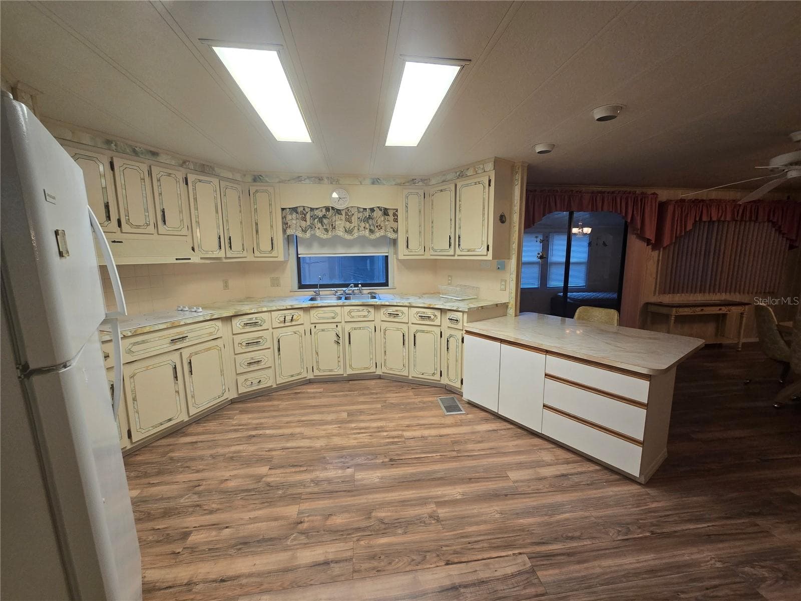 LARGE KITCHEN - 16802 HARLEY ST, HUDSON