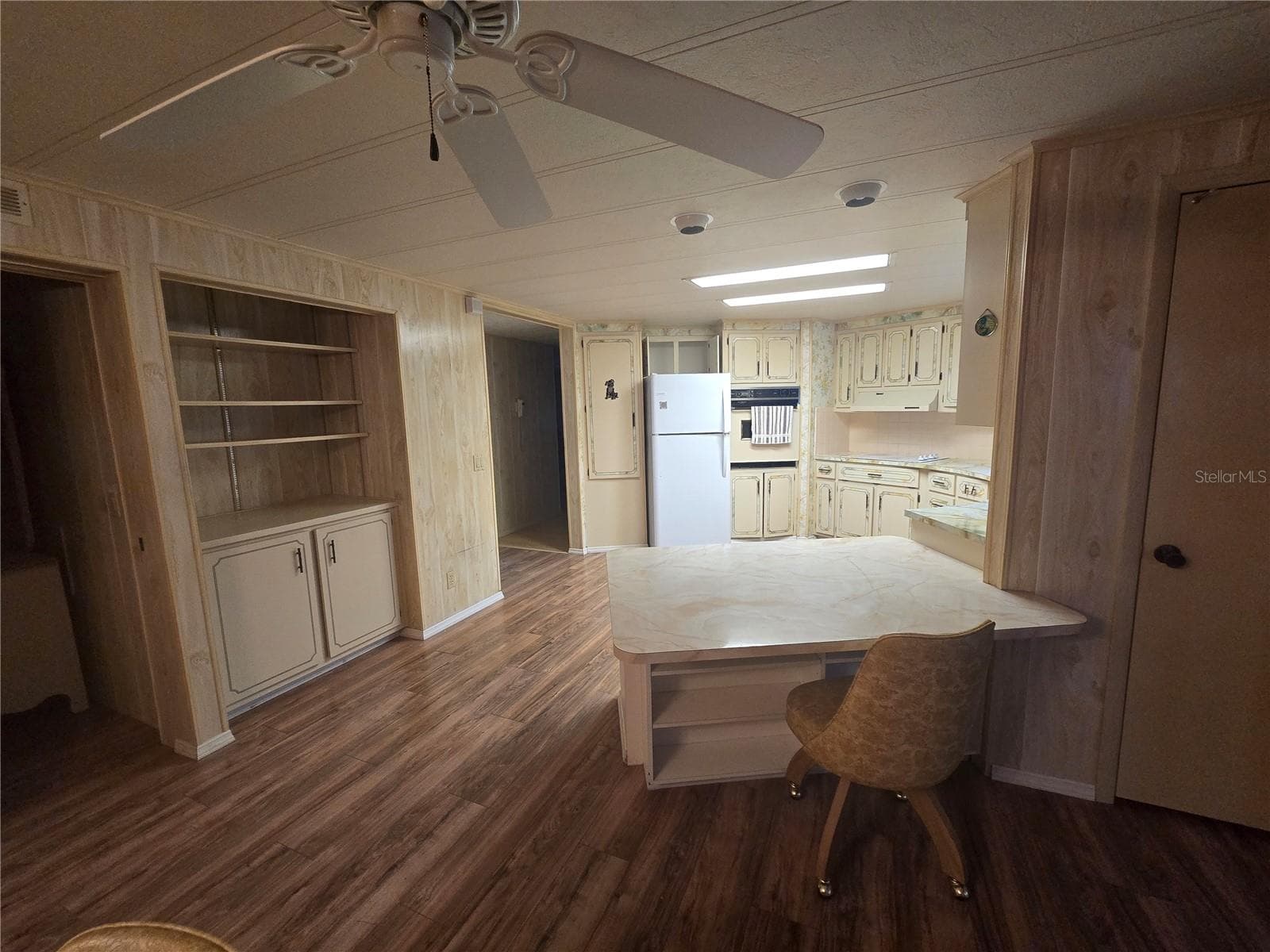 LARGE KITCHEN WITH A LARGE BREAKFAST BAR - 16802 HARLEY ST, HUDSON