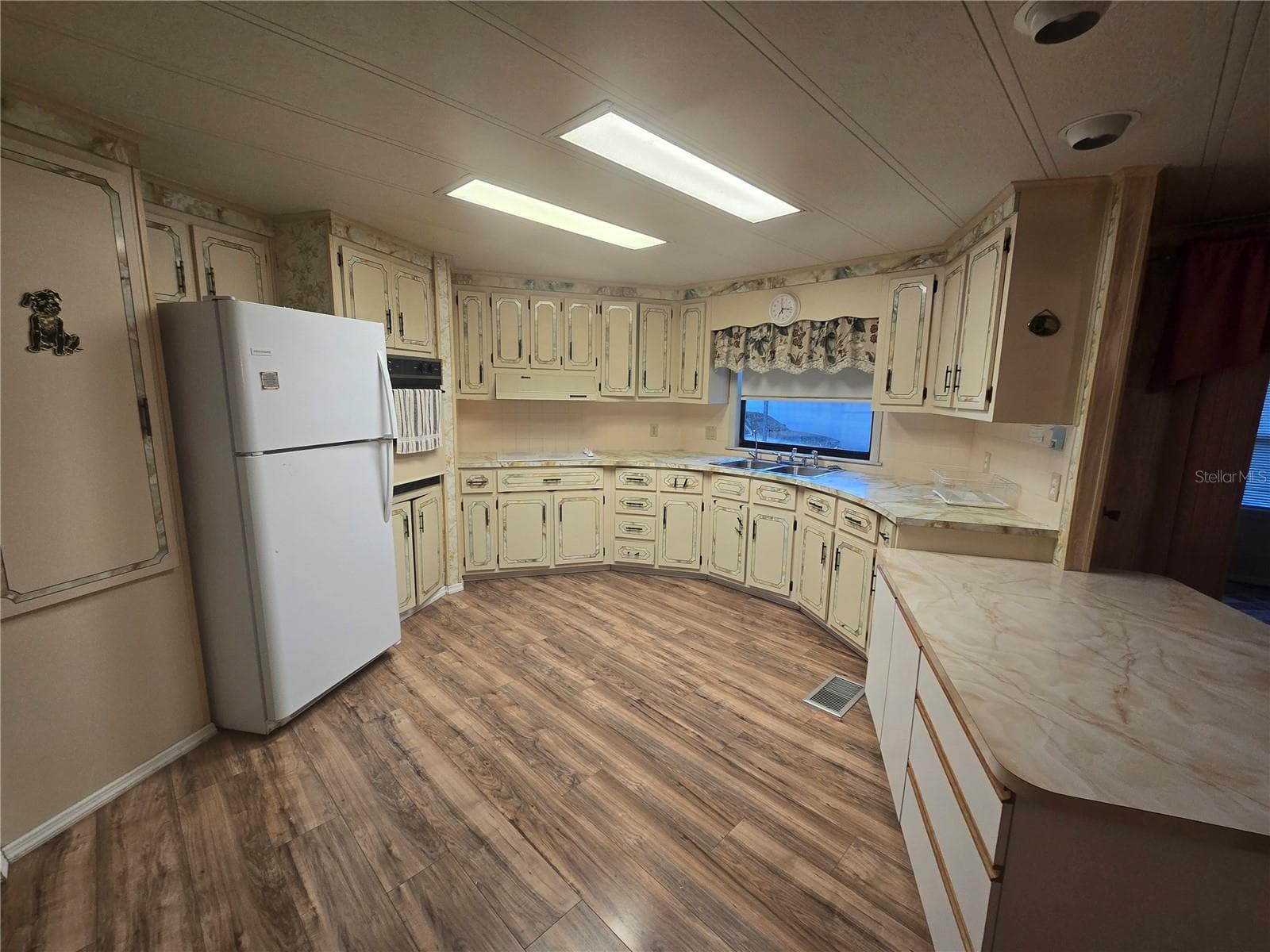 LARGE KITCHEN - 16802 HARLEY ST, HUDSON