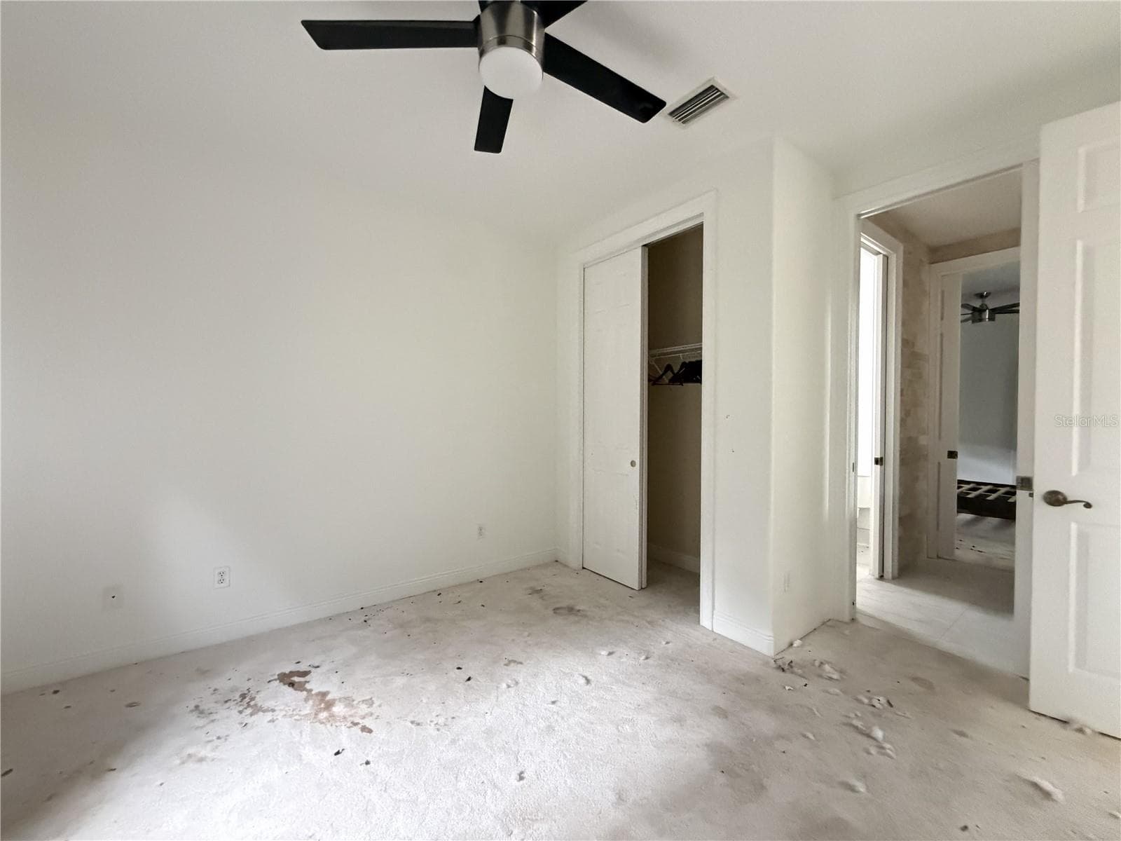 Bedroom 2 view of closet and entrance to bathroom. - 39539 HARBOR HILLS BLVD, LADY LAKE