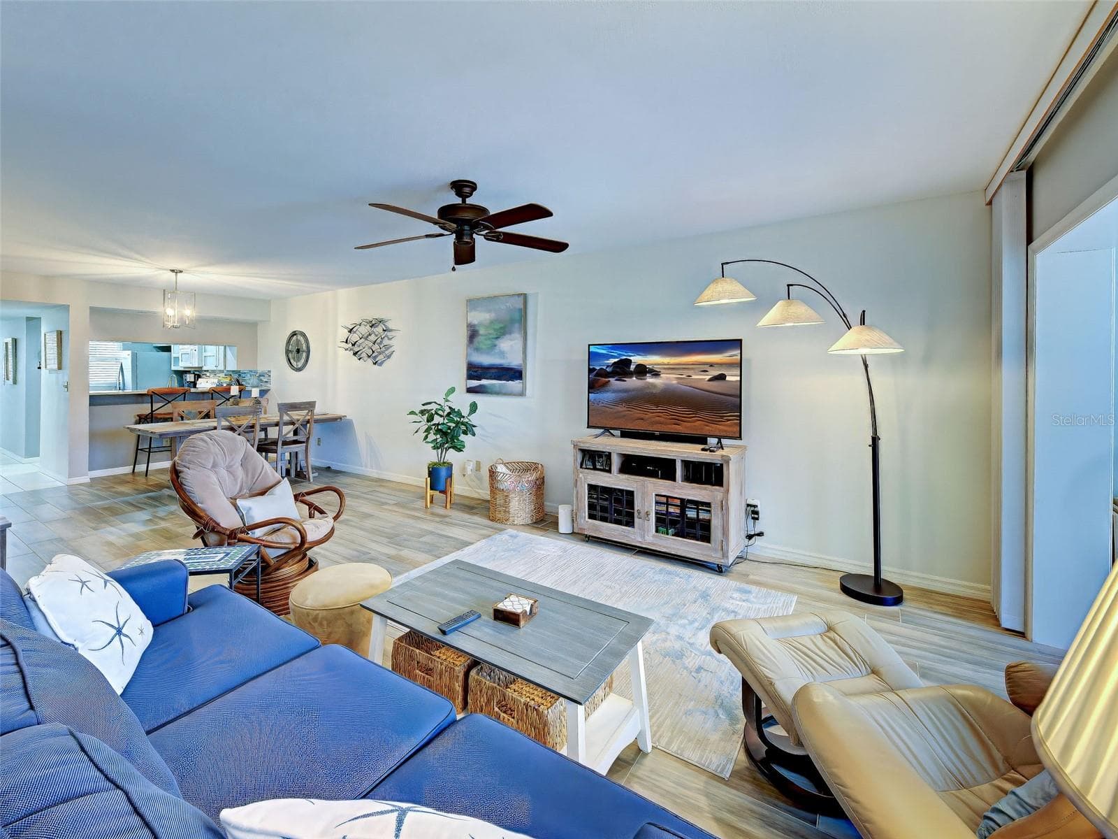 Living room looking toward the dining room and kitchen - 435 CERROMAR LN #329, VENICE