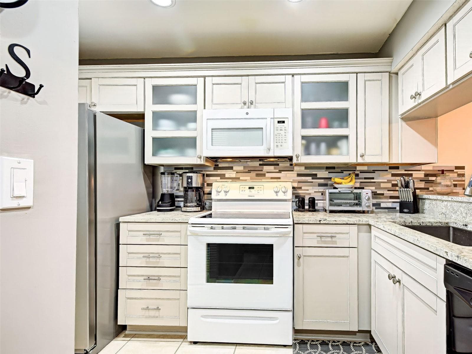 beautiful cabinetry features soft close doors and drawers with granite counter tops. - 435 CERROMAR LN #329, VENICE