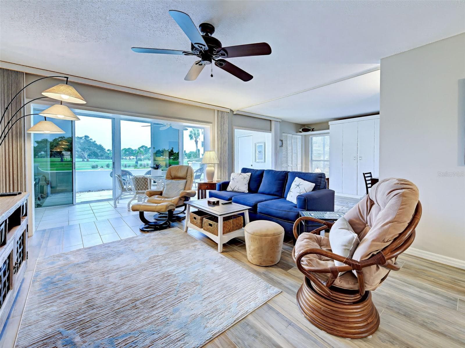 Living Room with flex space behind that can be turned into a bedroom when needed. - 435 CERROMAR LN #329, VENICE