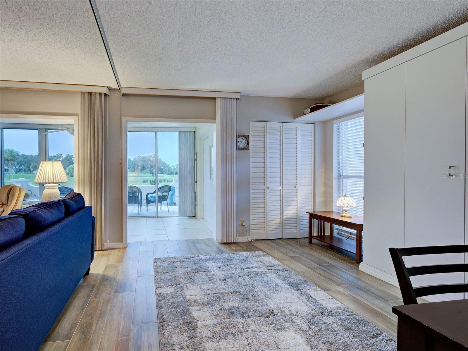 Living Room and flex space with a murphy bed. - 435 CERROMAR LN #329, VENICE