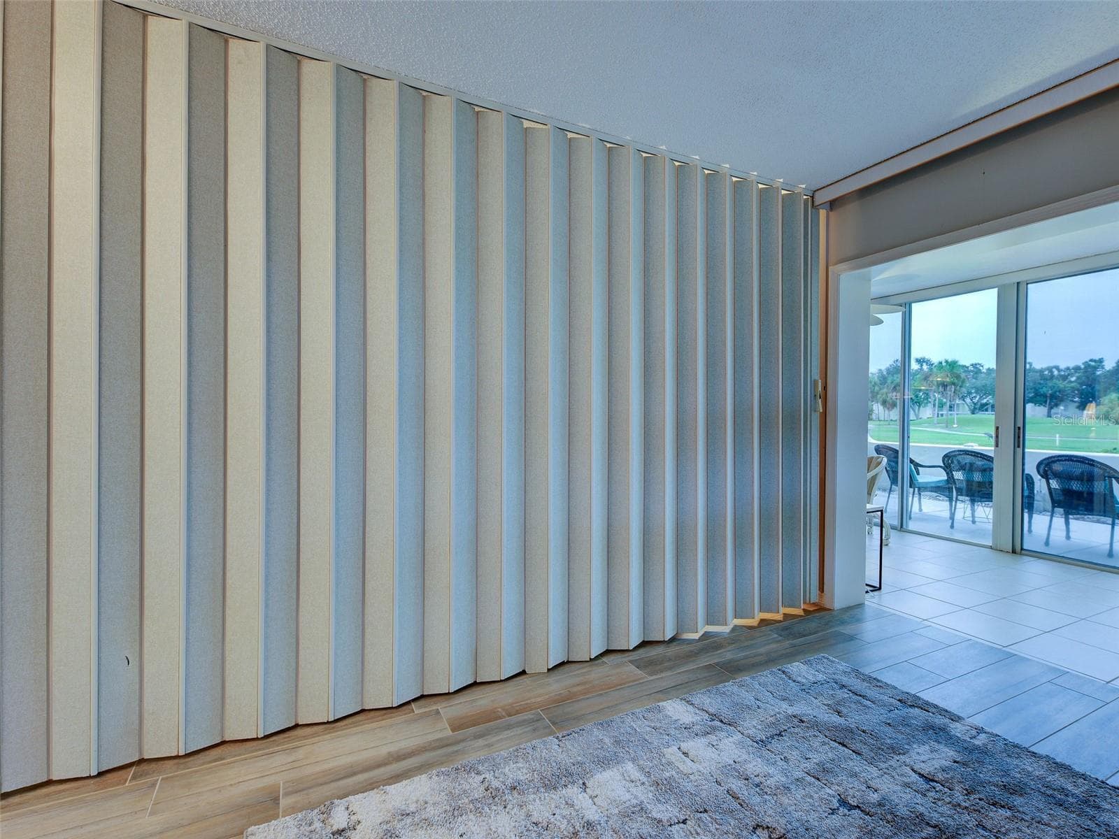 Wall extended looking toward the lanai - 435 CERROMAR LN #329, VENICE