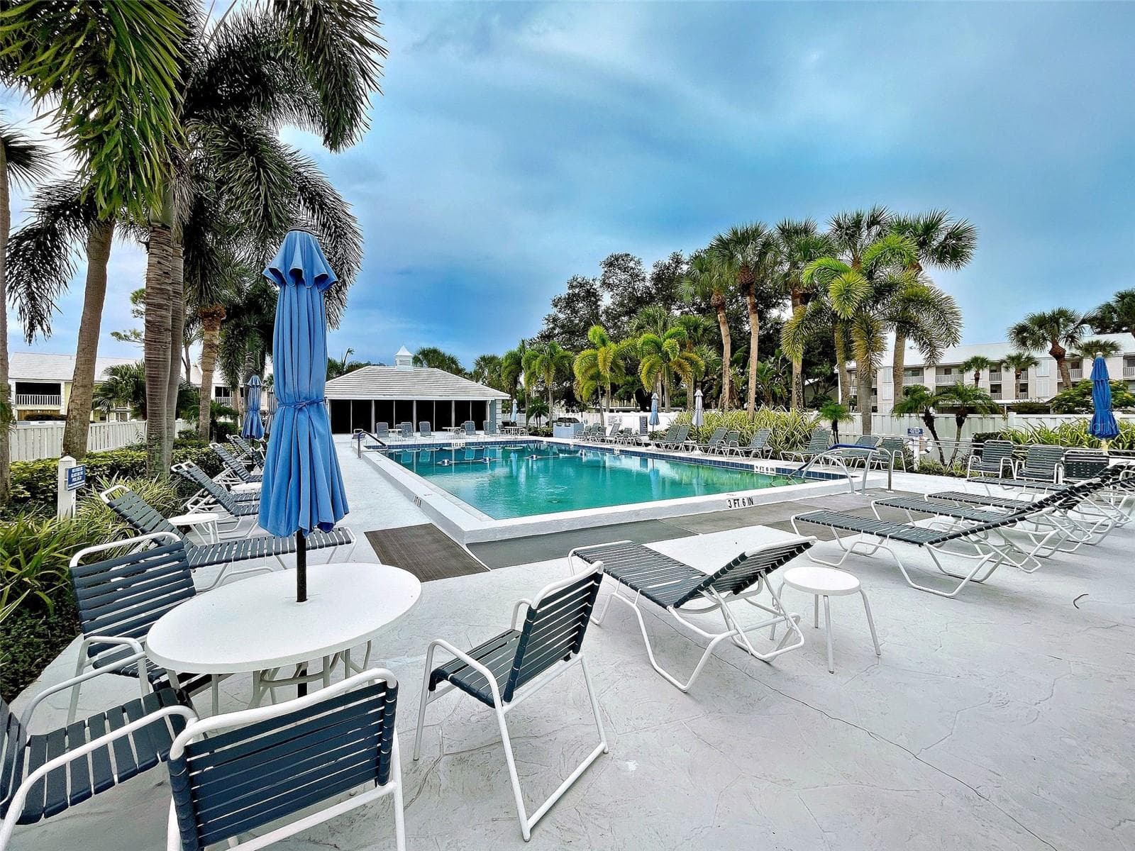 Relax and enjoy the community pool - 435 CERROMAR LN #329, VENICE