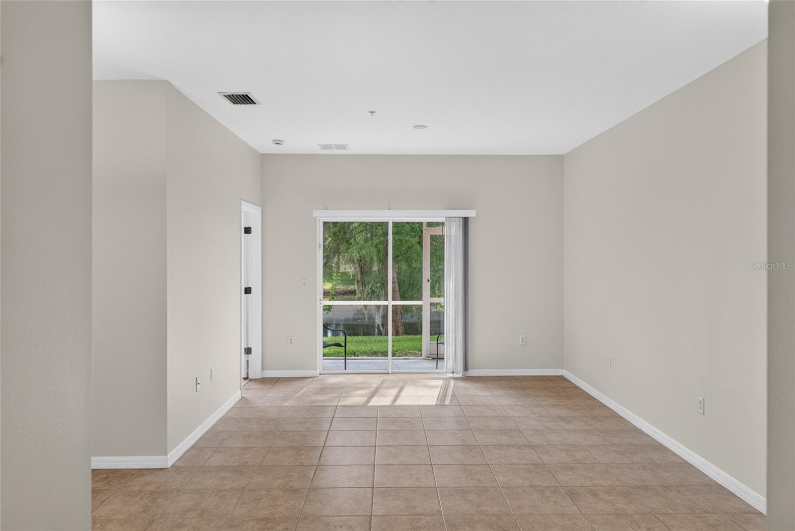 Living room opens to the lanai - 3707 PARKRIDGE CIR #7-106, SARASOTA