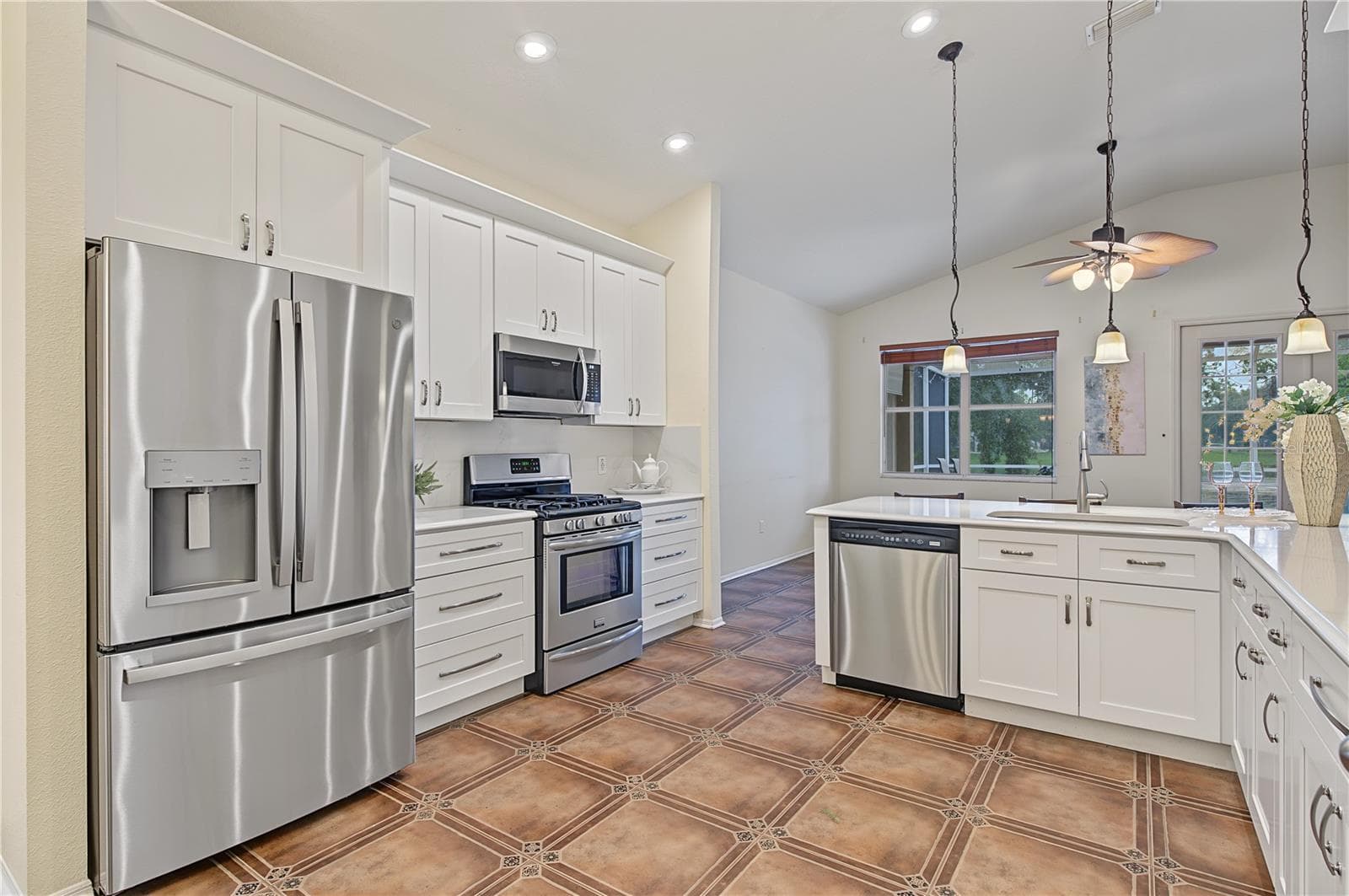 Recently updated Kitchen Cabinets and Appliances, Inset lights and drop down lights, pot drawers, soft close and more. - 8417 FENWICK AVE, TAMPA