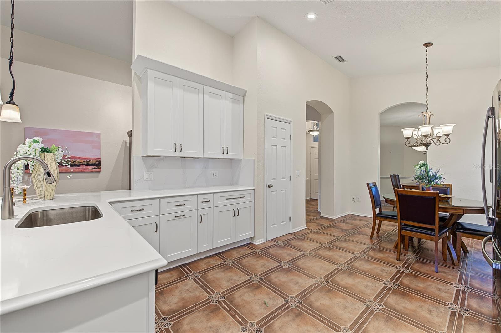 Recently updated Kitchen Cabinets and Appliances, Inset lights and drop down lights, pot drawers, soft close and more. - 8417 FENWICK AVE, TAMPA