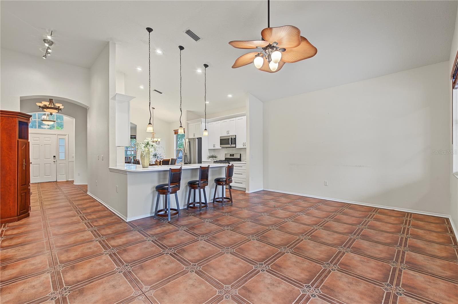 Family room open to the kitchen - 8417 FENWICK AVE, TAMPA